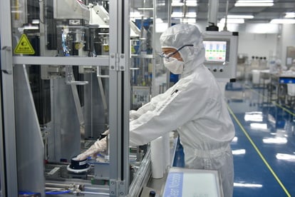 Reinraum am Saint-Gobain-Standort Hangzhou, Mitarbeiter im Fokus