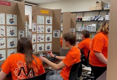 Schülerinnen und Schüler der MINI Manufacturing World bei Saint-Gobain Portage