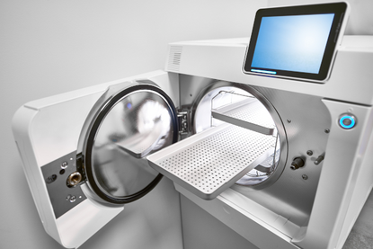 Ein medizinischer Autoklav zur Sterilisation chirurgischer und anderer Instrumente mit Bildschirm.