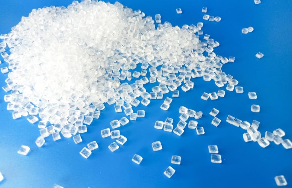Rohmaterial, Kunststoffgranulat auf blauem Hintergrund