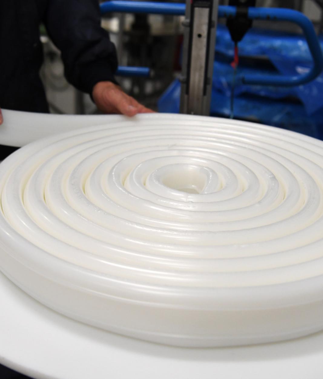 Silikonmaterial, das von einem Mitarbeiter aufgerollt wird
