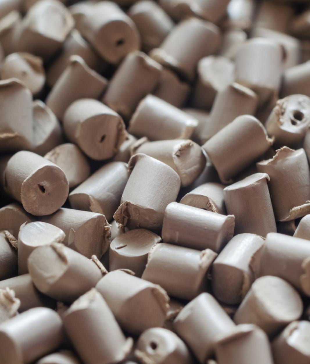 Graues Polymer-Farbgranulat, Hintergrundtextur.