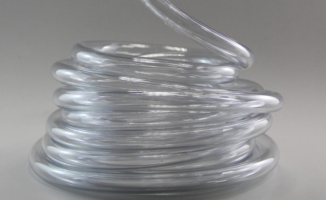 Transparente Tygon®-Schlauchspirale auf grauem Hintergrund
