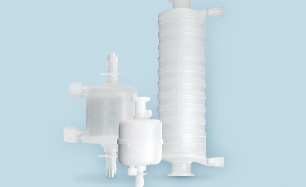 Saint-Gobain Kapselfilter vor leicht blauem Hintergrund