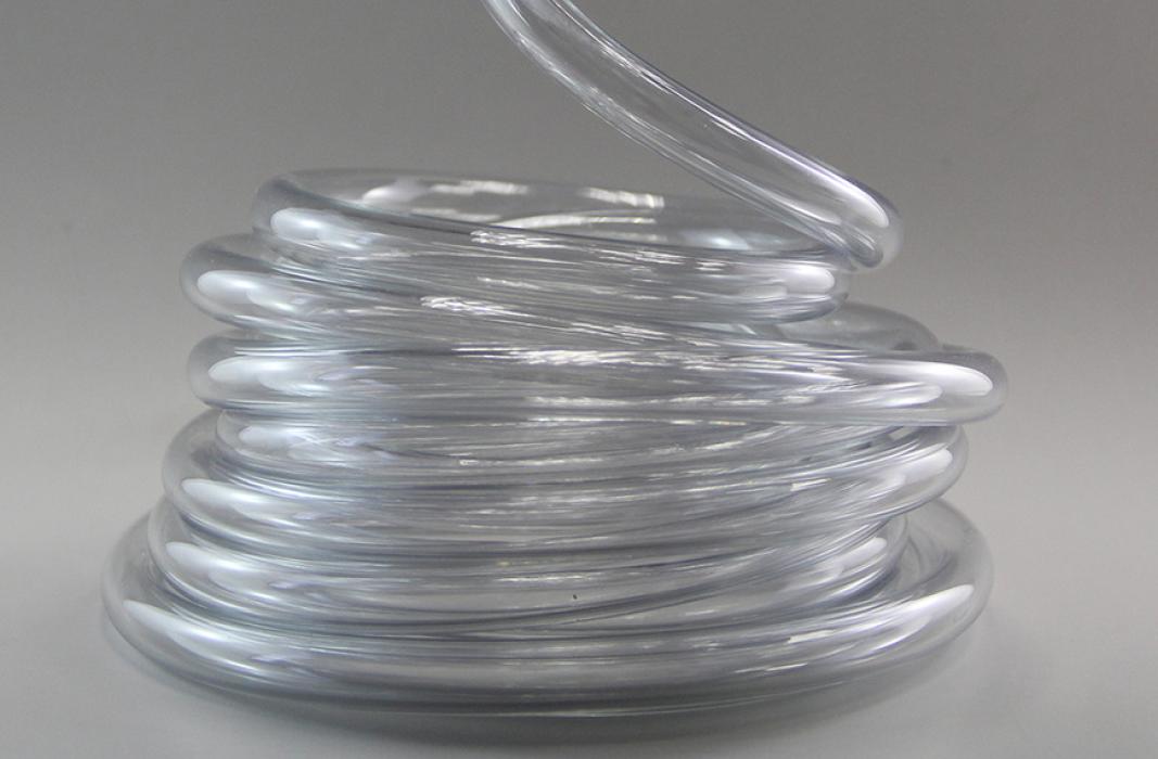 Transparente Tygon®-Schlauchspirale auf grauem Hintergrund