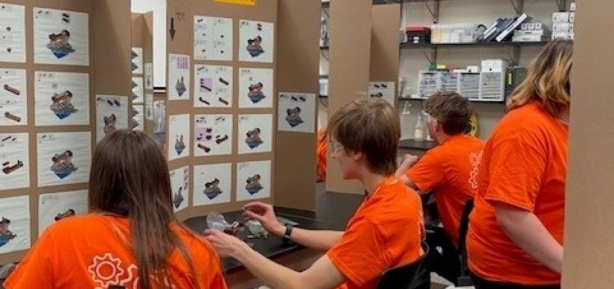 Schülerinnen und Schüler der MINI Manufacturing World bei Saint-Gobain Portage