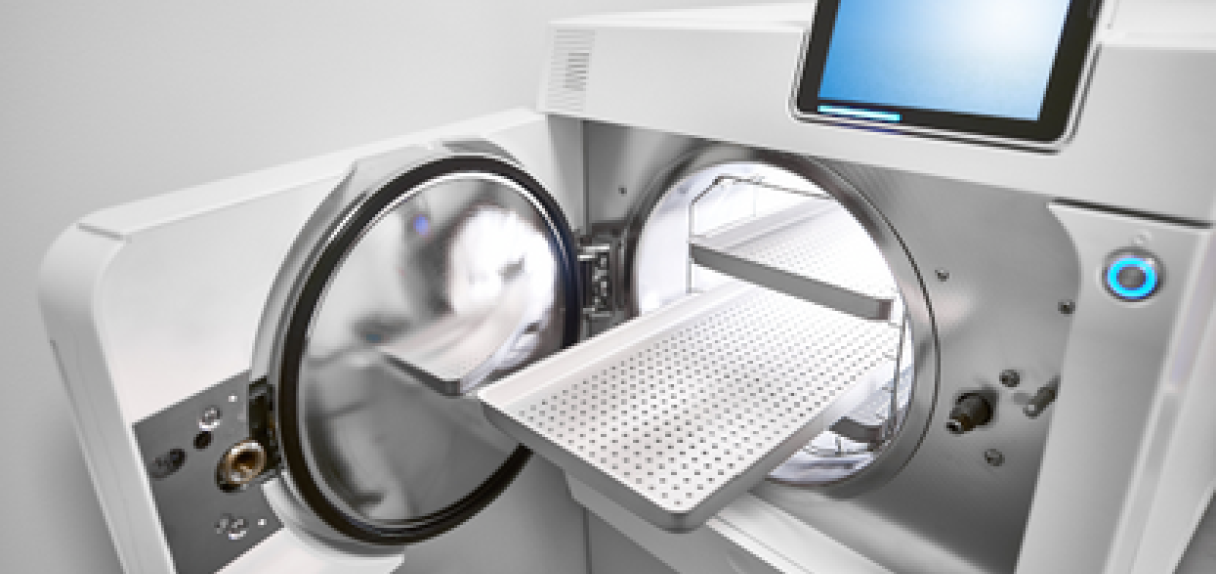 Ein medizinischer Autoklav zur Sterilisation chirurgischer und anderer Instrumente mit Bildschirm.