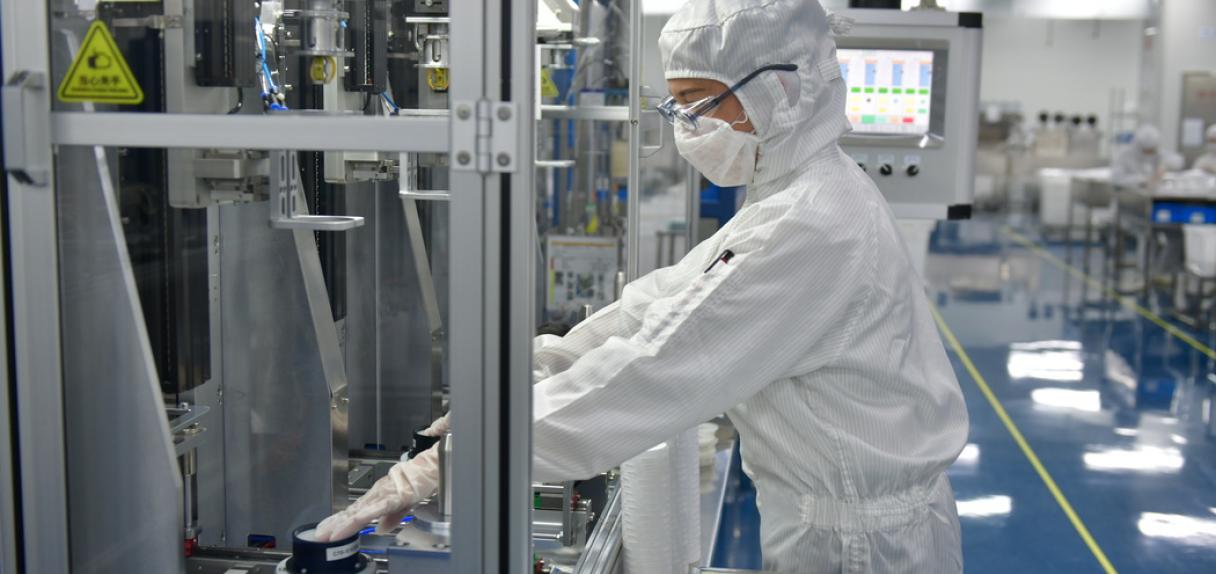 Filtrationsreinraum am Standort Hangzhou mit Mitarbeitenden