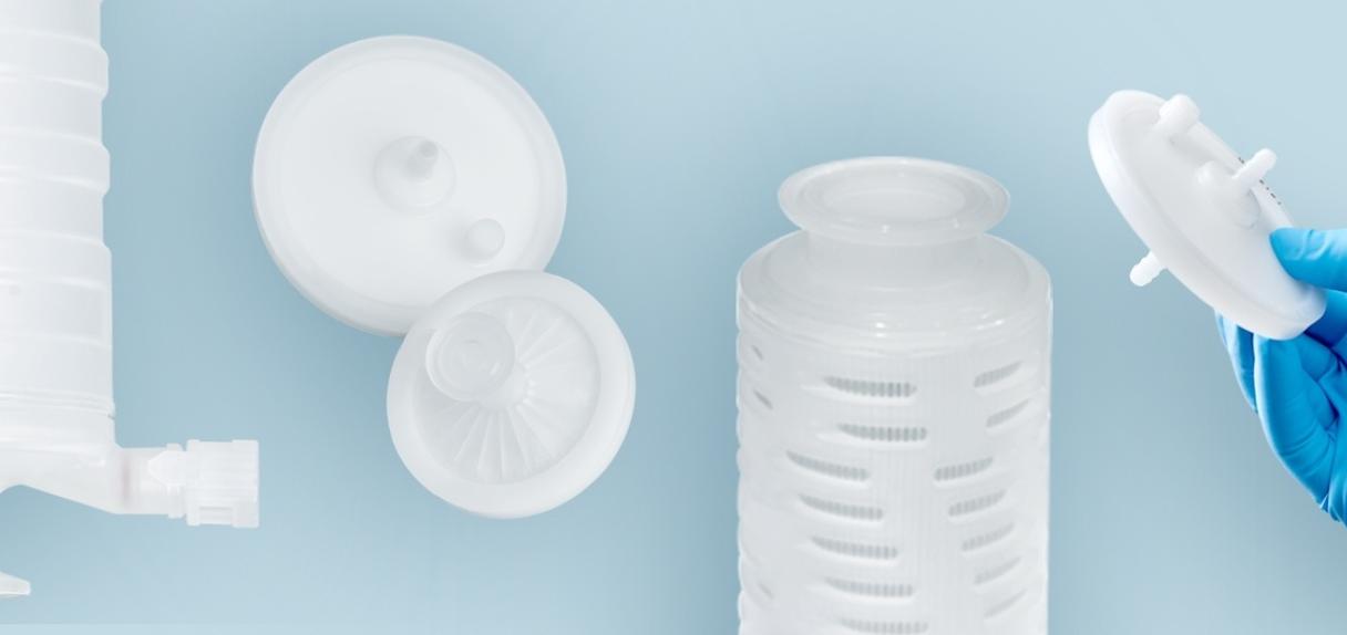 Saint-Gobain Filtration Filter: Scheibe, Kapsel, Kartusche auf blauem Hintergrund