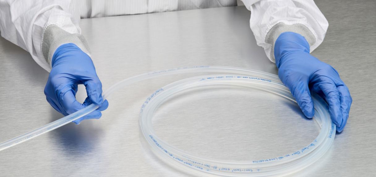 Eine Person, die auf einem Tisch aufgewickeltes BioSil® 1480 handhabt.