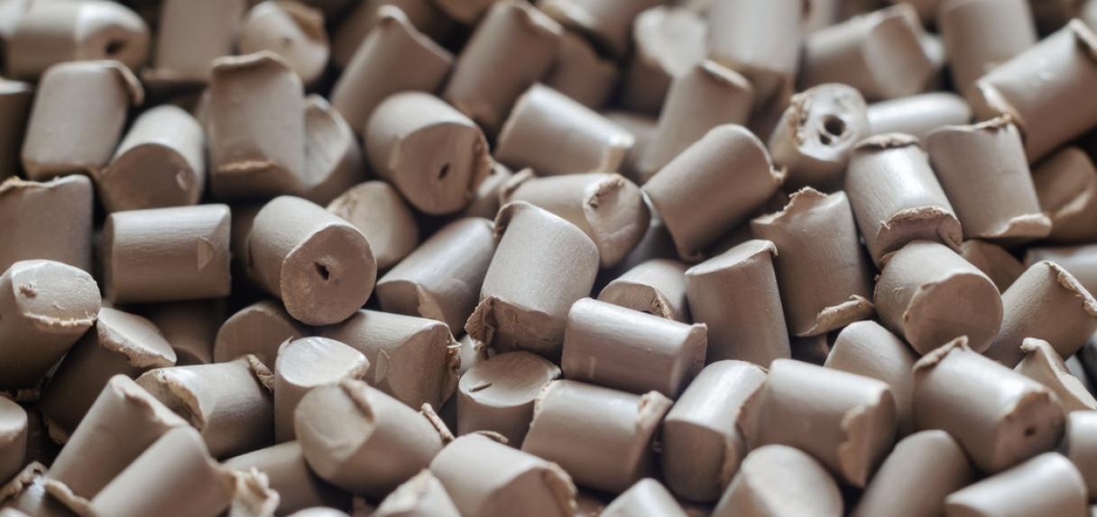 Graues Polymer-Farbgranulat, Hintergrundtextur.