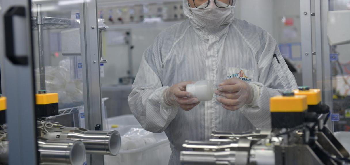 Inspektion von Filtern in der Filtration im Reinraum des Standorts Hangzhou