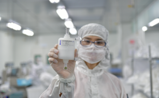 Filter im Reinraum des Standorts Hangzhou, inspiziert von einem Saint-Gobain-Mitarbeiter.