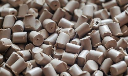 Graues Polymer-Farbgranulat, Hintergrundtextur.