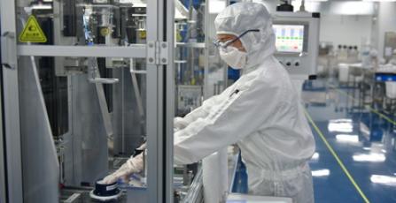 Reinraum am Saint-Gobain-Standort Hangzhou, Mitarbeiter im Fokus