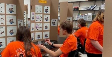 Schülerinnen und Schüler der MINI Manufacturing World bei Saint-Gobain Portage