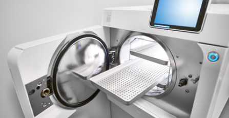 Ein medizinischer Autoklav zur Sterilisation chirurgischer und anderer Instrumente mit Bildschirm.