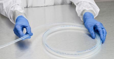 Eine Person, die auf einem Tisch aufgewickeltes BioSil® 1480 handhabt.