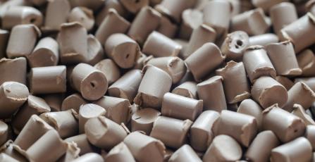 Graues Polymer-Farbgranulat, Hintergrundtextur.