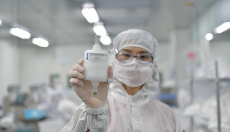 Filter im Reinraum des Standorts Hangzhou, inspiziert von einem Saint-Gobain-Mitarbeiter.
