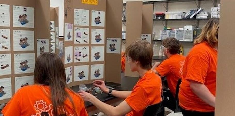Schülerinnen und Schüler der MINI Manufacturing World bei Saint-Gobain Portage