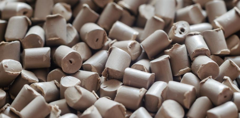 Graues Polymer-Farbgranulat, Hintergrundtextur.