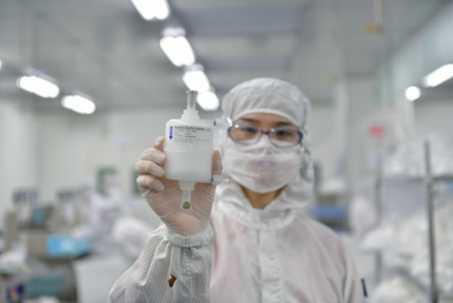 Hangzhou facility filters in cleanroom inspected by Saint-Gobain employee