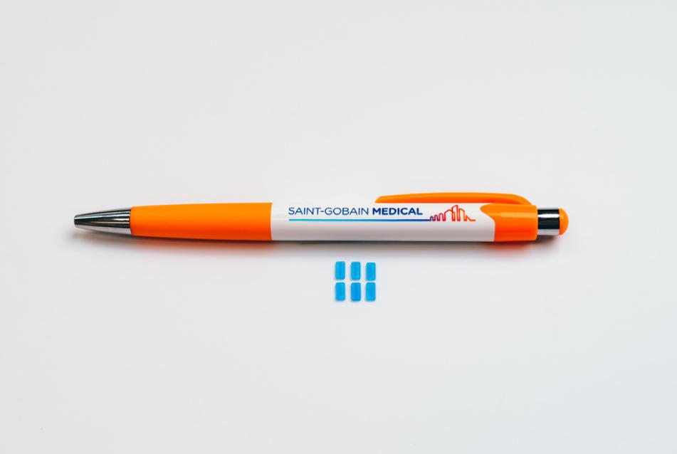 Mikrospritzgussteil neben einem Saint-Gobain-Kugelschreiber
