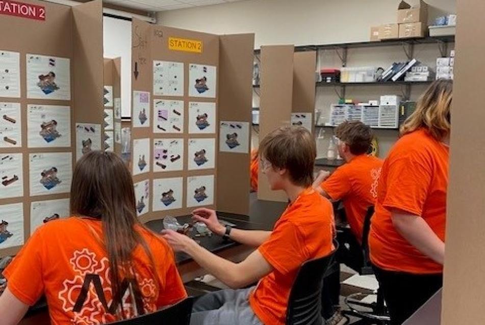 Schülerinnen und Schüler der MINI Manufacturing World bei Saint-Gobain Portage