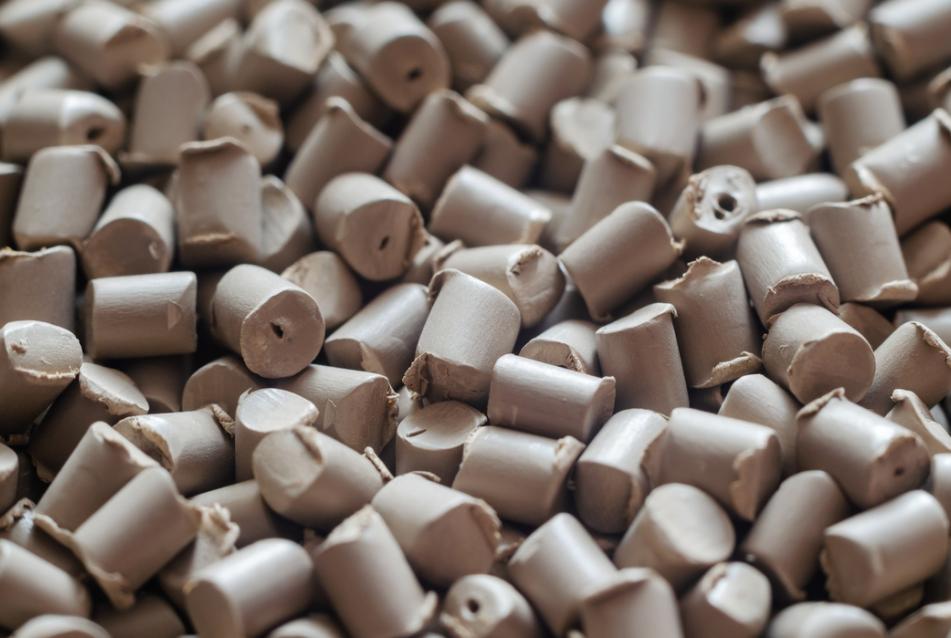 Graues Polymer-Farbgranulat, Hintergrundtextur.